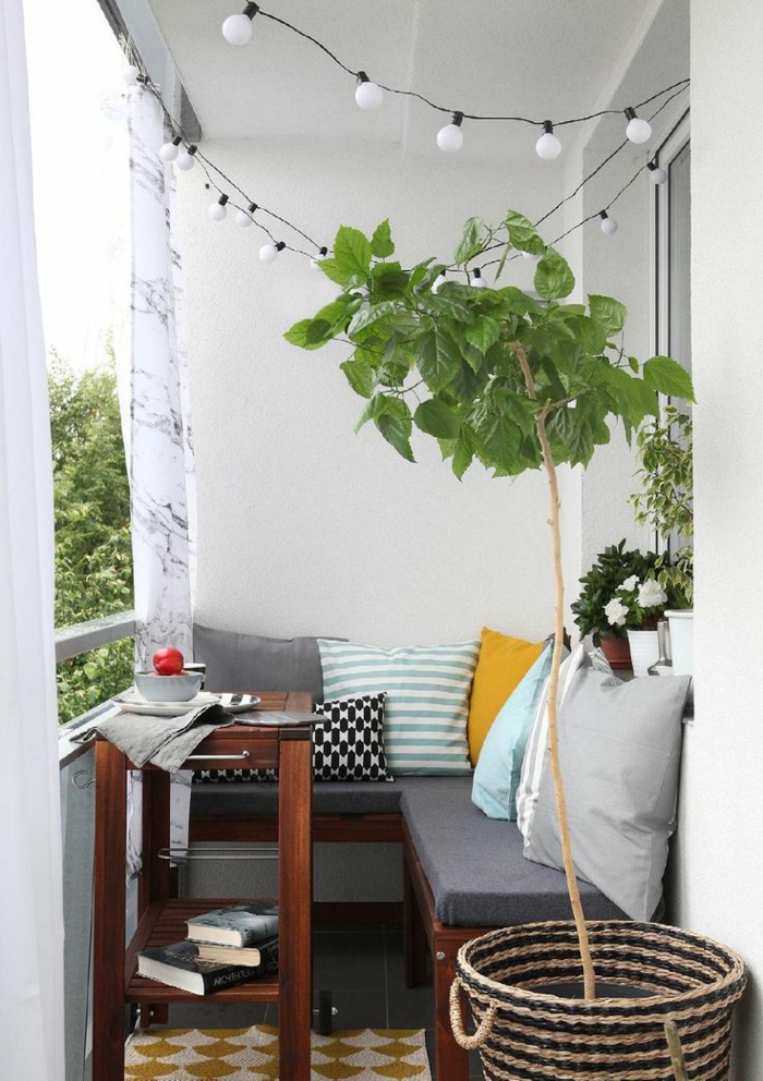 kleine patio vorm rustieke rotan meubels potplanten