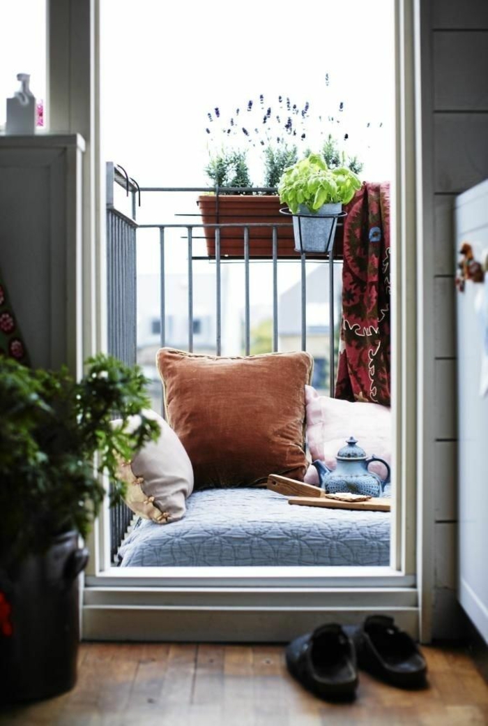 малка тераса дизайн седалка възглавница саксийни растения оазис на благосъстоянието