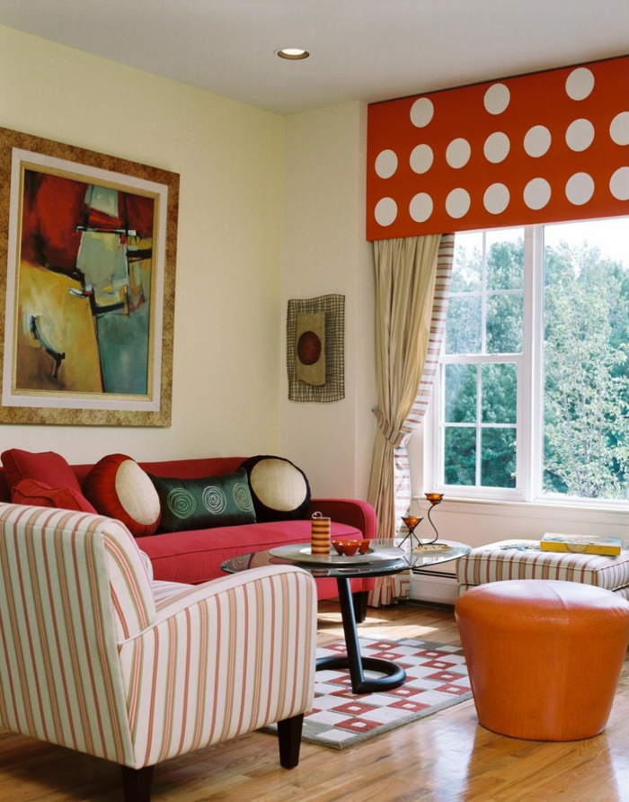 μικρό δωμάτιο διακόσμηση ιδέες σαλόνι κόκκινο καναπέ σκαμπό πορτοκαλί