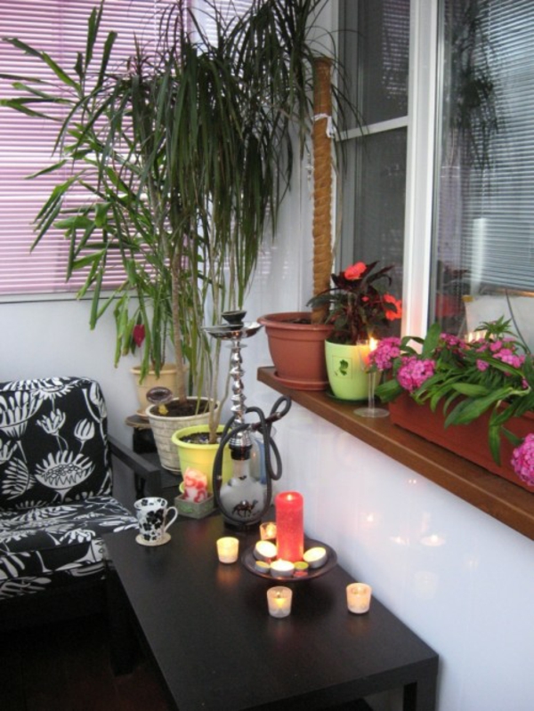 klein balkon-black-table