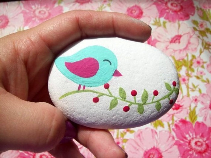 Petit oiseau peinture sur rocher