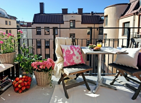 malý balkon design skládací židle rostlin