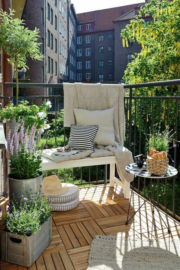 malý balkon design malých stolních dlažebních rostlin