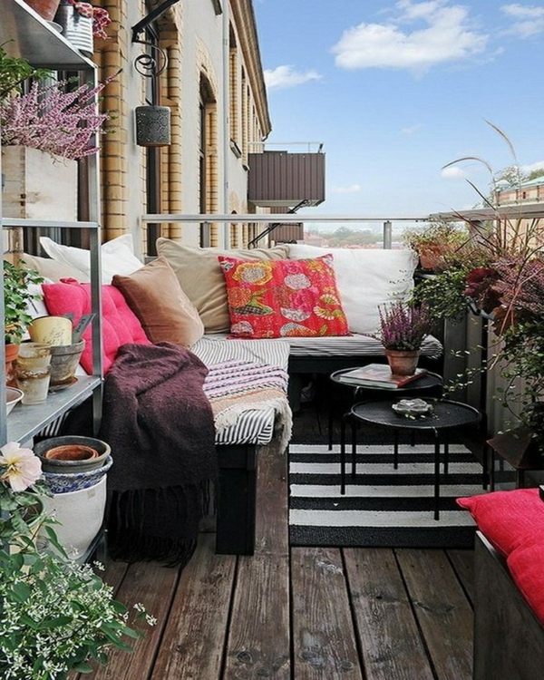 malý balkon design nápady dřevěné podlahy balkon nábytek