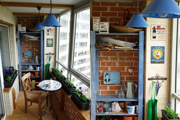 lille balkon ideer smalle blå lamper blomsterpot bord runde