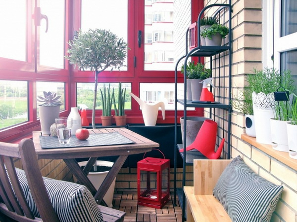 små terrasser ideer rødt vindue bordmøbler træplanter
