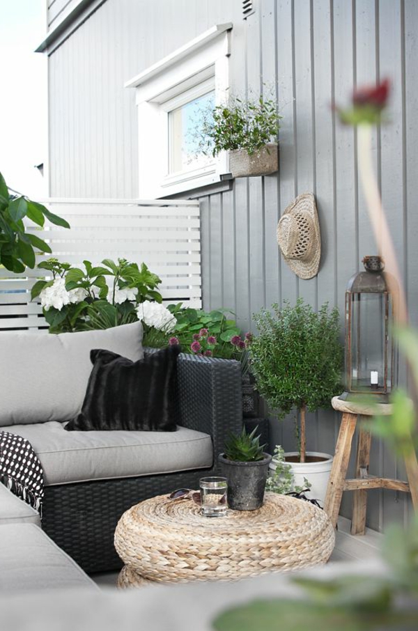 petit balcon meubles en rotin lausgafallener balcon table rustique côté table plantes