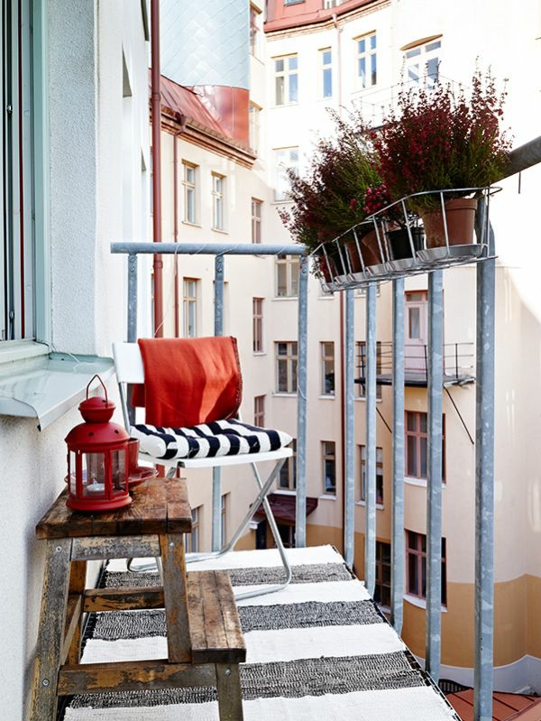petit balcon tapis coureur table rustique