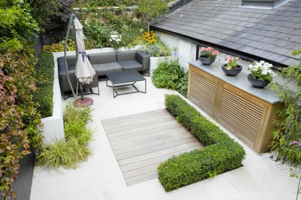 petit jardin aménagement paysager buis gris canapé coin salon meubles de jardin