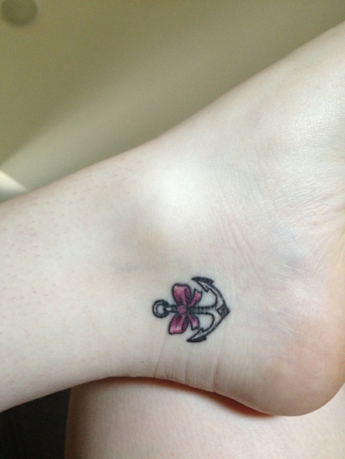 pieni ankkuri tatuointi jalka