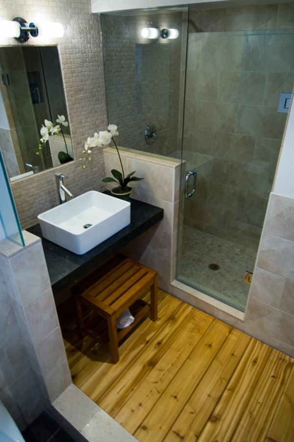 малък санитарен възел душ стъкло врати дървени подове дизайн на банята малка баня