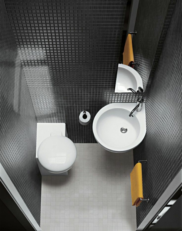 setul de baie mică se bazează pe chiuvete din toaletă