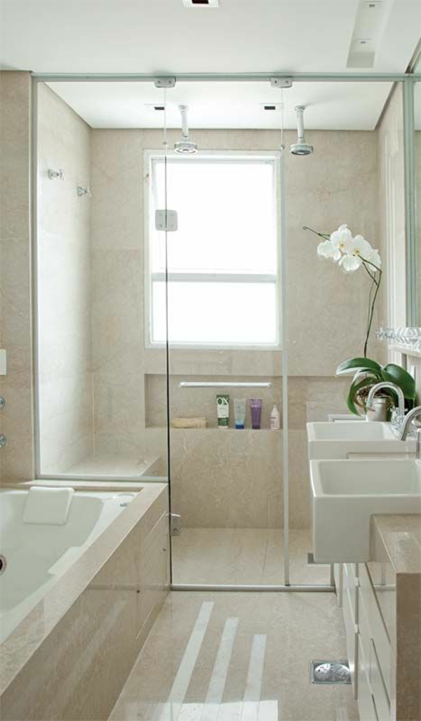 kleine badkamer tegels ingebouwde badkuip vloer niveau douche badkamer design moderne badkamer