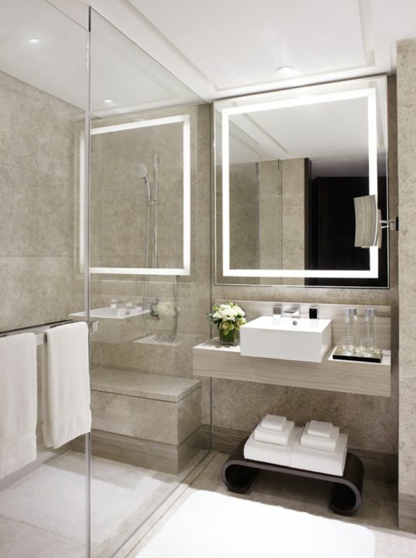 mažos vonios plytelės įmontuota vonia grindų lygis dušas modernus vonios kambarys