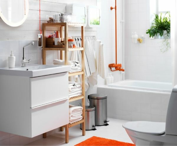 μικρές ιδέες μπάνιου πορτοκαλί μπανιέρα ντους ξύλινο ράφι