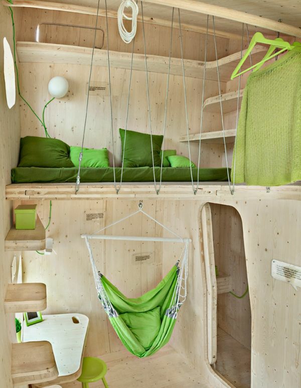 μικρό ξύλινο σπίτι φοιτητής διαμέρισμα tengbom αρχιτέκτονες υπνοδωμάτιο υψηλό κρεβάτι καθιστικό κρεμαστή καρέκλα