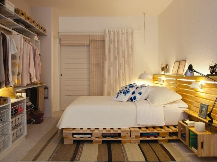 μικρό υπνοδωμάτιο που έχει δημιουργηθεί από κρεβάτι κρεβατοκάμαρας ευρωπαλέτα κεφαλάρι