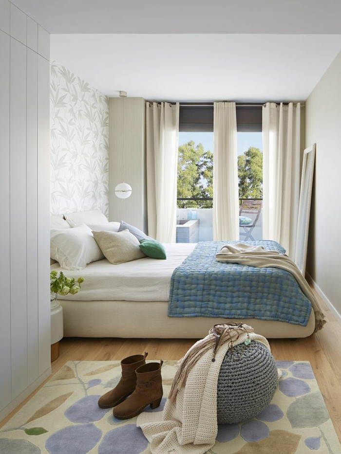 μικρό υπνοδωμάτιο διακόσμηση διπλό κρεβάτι floral μοτίβο ταπετσαρία τοίχο ταπήτων