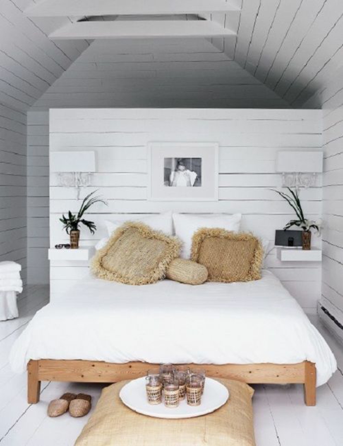 μικρό δωμάτιο κρεβατοκάμαρα διπλό κρεβάτι ξύλινο σκελετό κρεβάτι sisal μαξιλάρια φυσικά υλικά