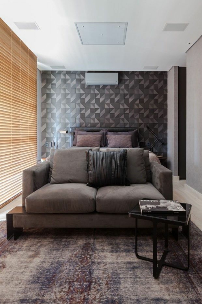 μικρό υπνοδωμάτιο που δημιουργήθηκε σκούρα χρώματα καφέ καναπέ γεωμετρικός μοτίβο τοίχου ταπετσαρία τοίχο διακόσμηση