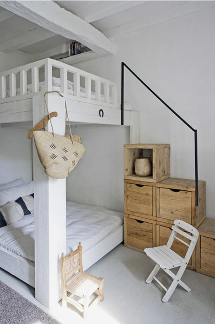 μικρό υπνοδωμάτιο επιπλωμένο κρεβάτι κουκέτα ξύλινα συρτάρια συρτάρι αποθήκευσης