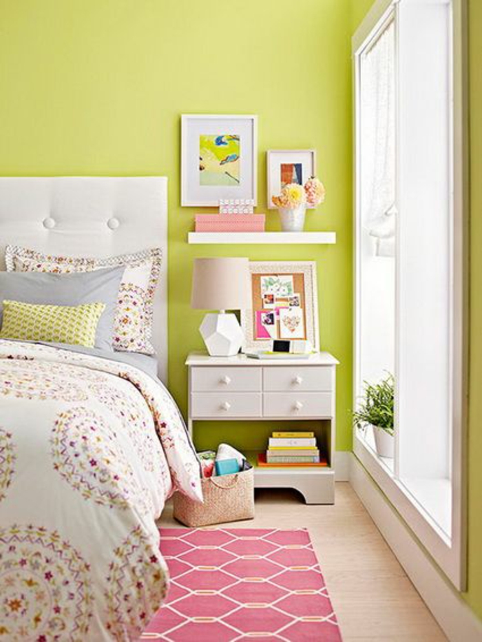 μικρό υπνοδωμάτιο που χρωματίζεται πράσινο κίτρινο τοίχο ράφι τοίχου