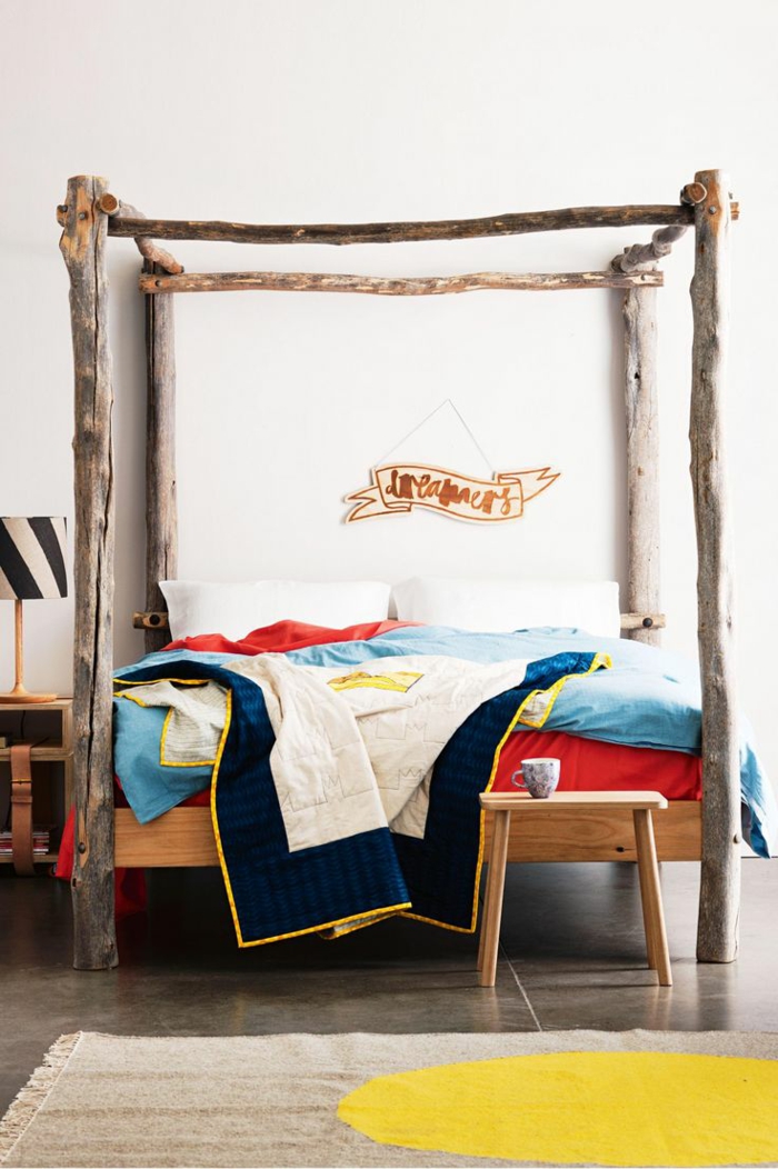 μικρή κρεβατοκάμαρα επίπλωση φυσικά υλικά ξύλινες πόρτες ουρανό κρεβάτι juteteppich