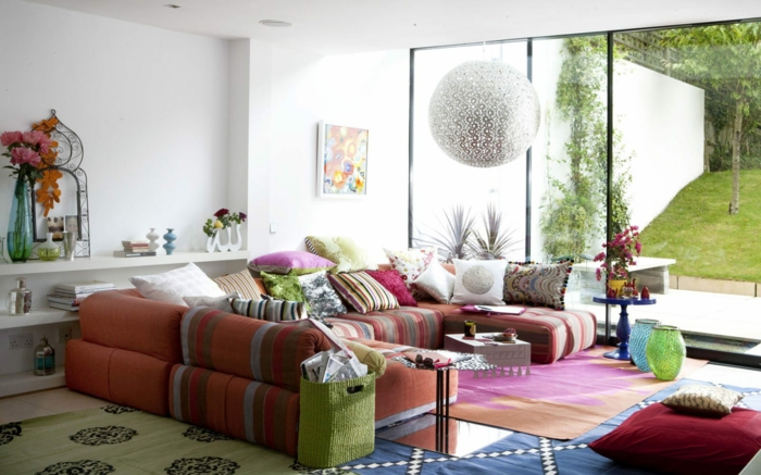 stue indretning boho indretning stil kaste puder farverige tæpper