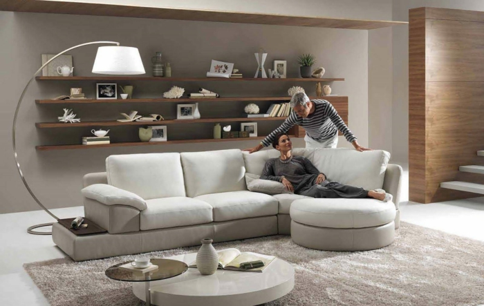 lille stue oprettet ergonomisk sofa rundt kaffebord bue lampe retro