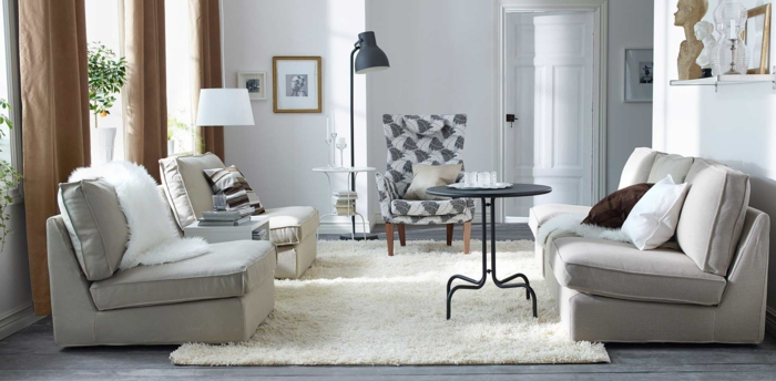 lille stue oprettet lænestol sofa rund metal bord gulv lampe sort
