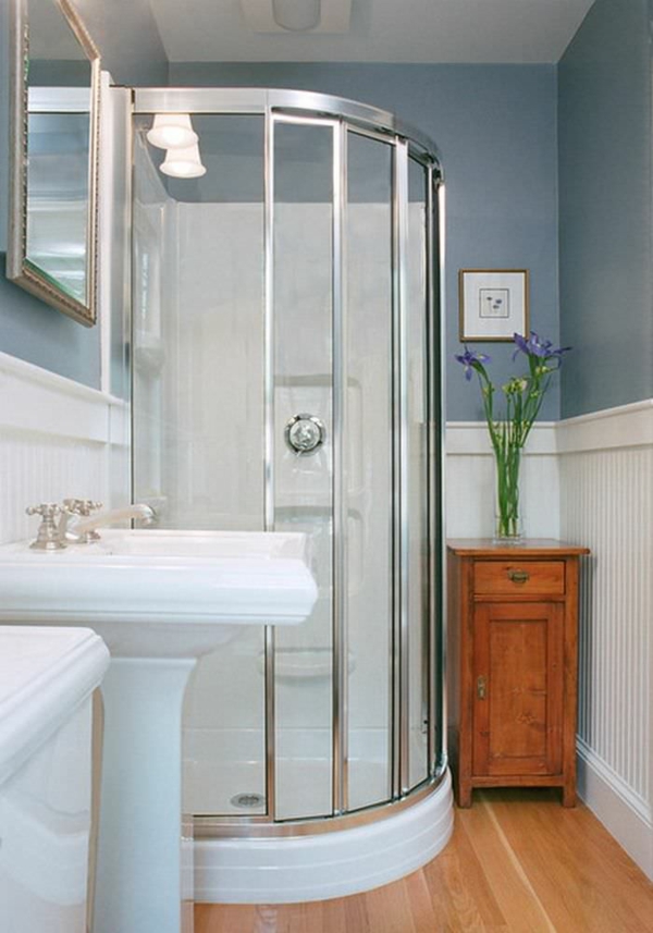 mažas vonios kambarys su idėjomis sienų apdaila plytelės dušo kabina medžio spinta