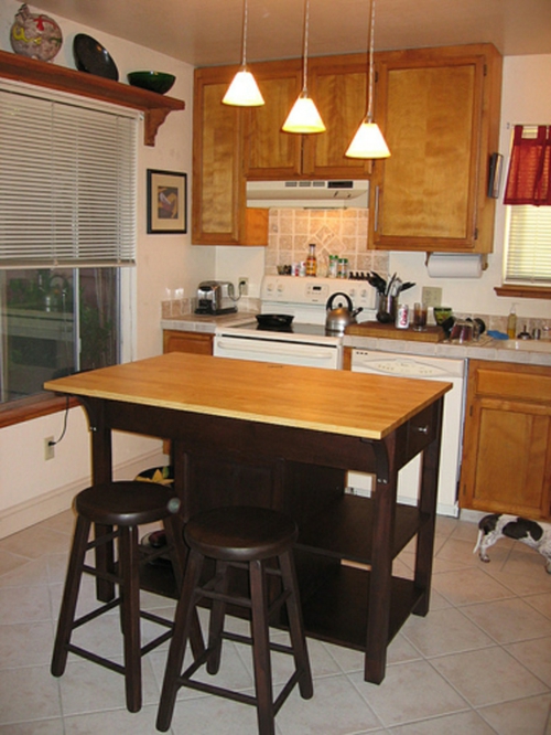 isla de cocina con asientos barra altura encimera estrecha madera superficie brillante