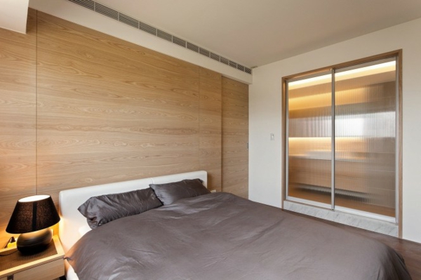 compacte slaapkamer grijs bruin houten paneel design idee minimalistisch