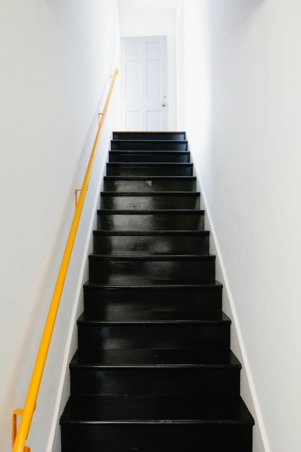 Χρώματα διαδρόμου μαύρες σκάλες κίτρινο κιγκλίδωμα