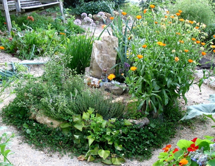 bylinný spirálový kámen malé kameny plné květin květiny bylinné spirálové budování