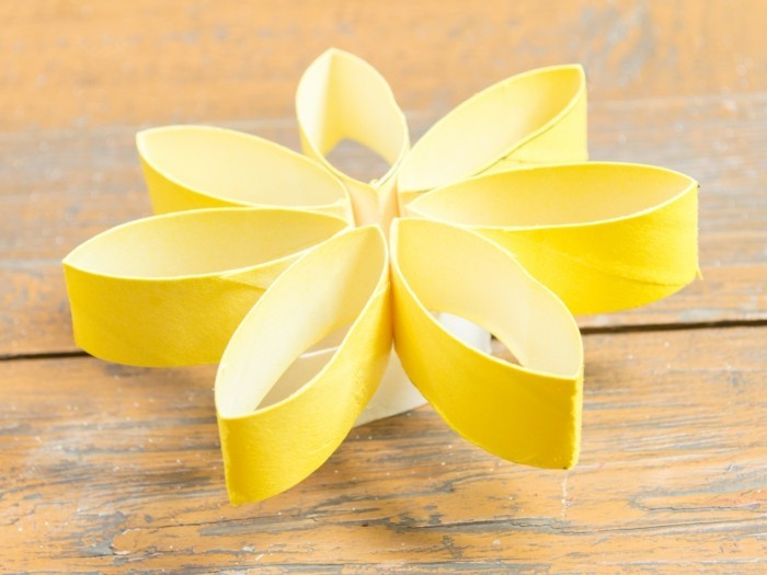 luova käsityöt paperirullat keltainen kukka