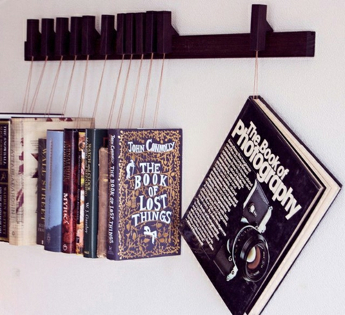 Δημιουργική ιδέα αποθήκευσης βιβλίων κρέμεται στον τοίχο