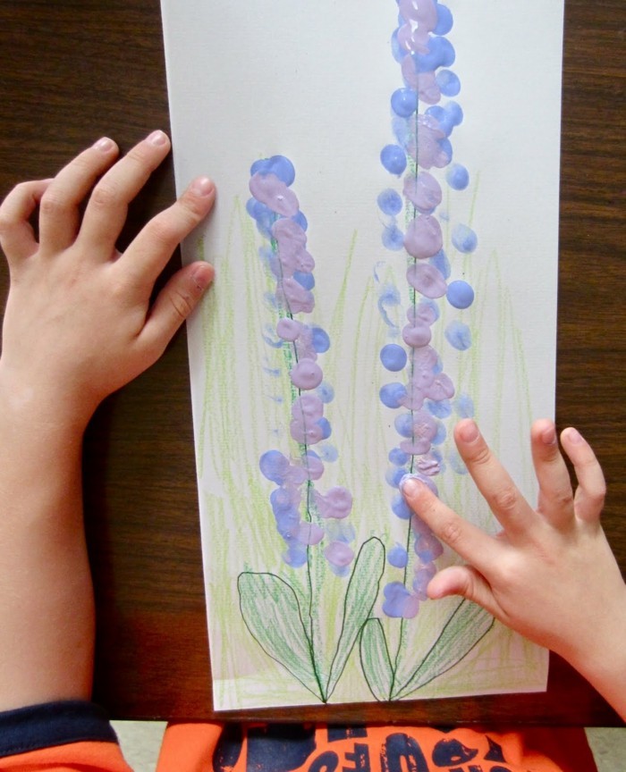 רעיונות מלאכה יצירתיים לעשות פרחים מהודרים עם טביעות האצבעות עצמם