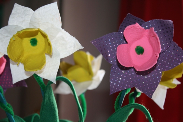 creación de flores creativas haciendo decoraciones idea