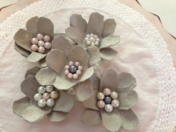 flores creativas artesanales decoran caja de huevos