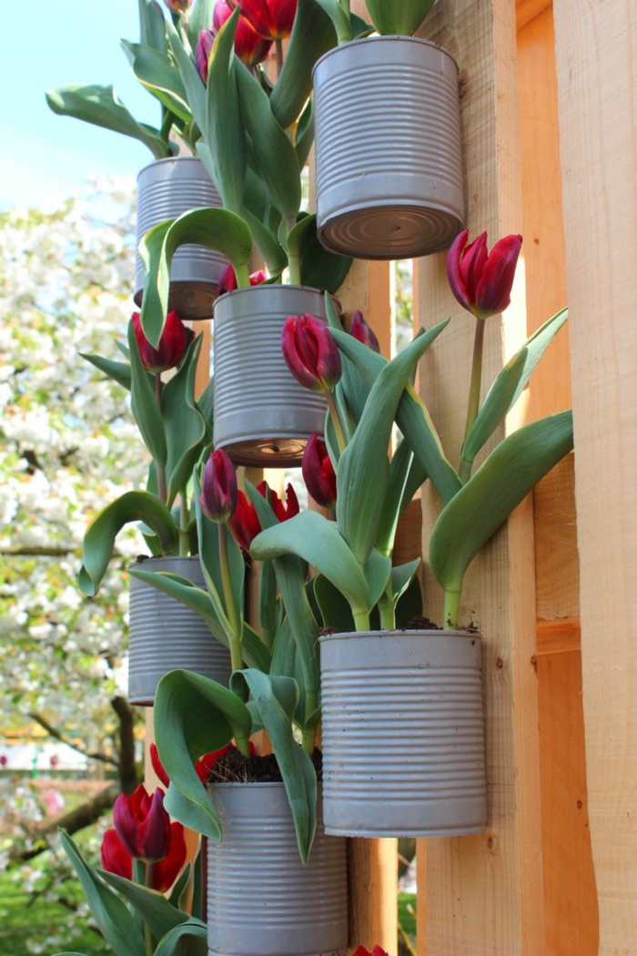 kreativní řemesla nápady zahradní dekorace nápady tulipány staré plechovky květináče
