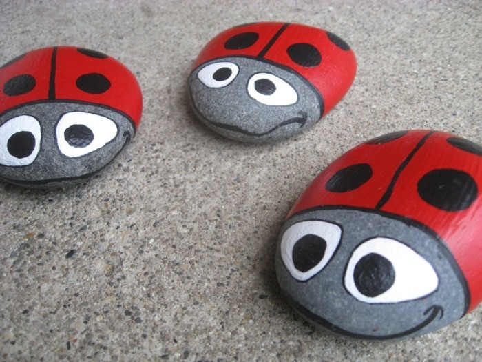 Творчески градинарски камъни, нарисувани като калинка