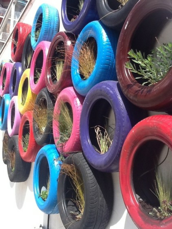 Des idées de recyclage de caoutchouc créatif des pneus colorés pour le jardin de mur