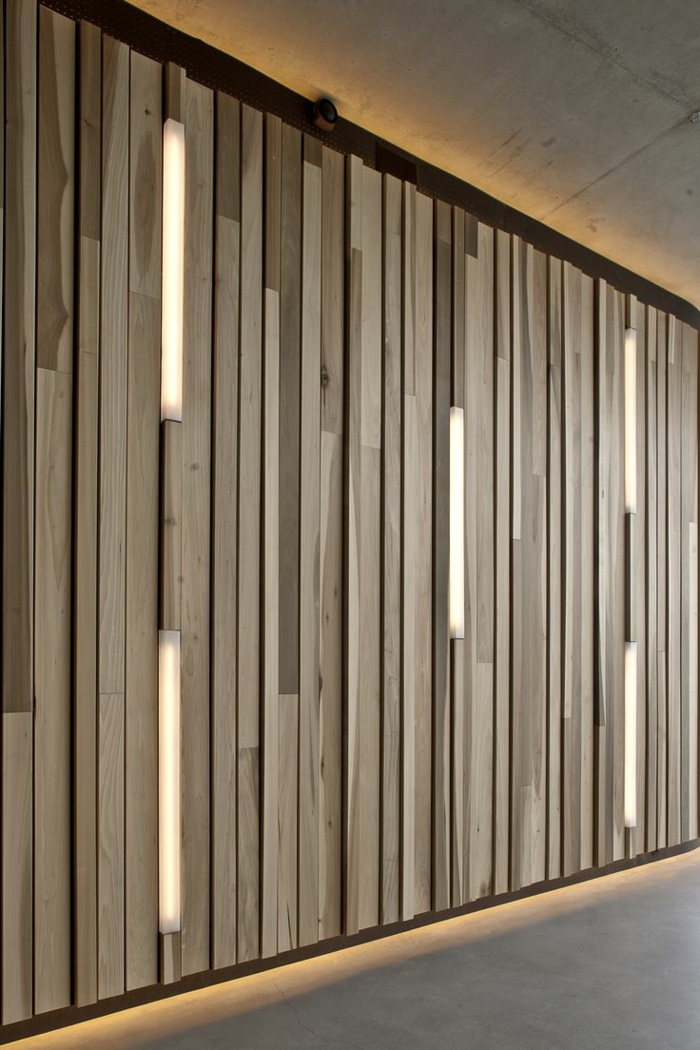 Креативна стена дизайн дървена облицовка интериор декорация идеи осветление