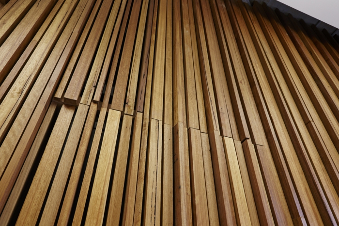 творческа стена дизайн дървена облицовка интериор декор идеи летви
