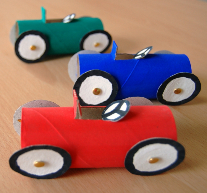het creëren van creatief papier rolt auto's
