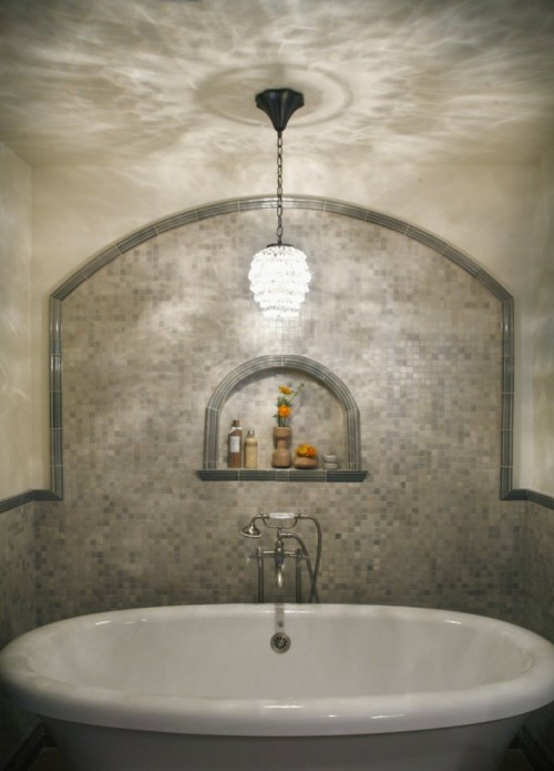 kattokruunu kylpyamme laatoitettu peili mielenkiintoinen houkutteleva