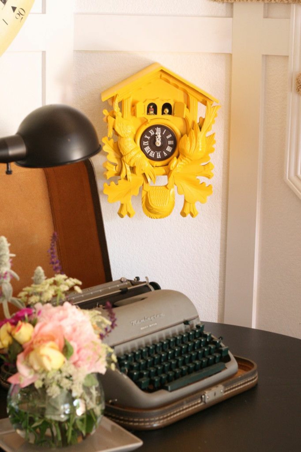 Κούκος ρολόι Μοντέρνα ρολόγια Κατασκευάστε τον εαυτό σας Yellow Retro Style Παλιά γραφομηχανή