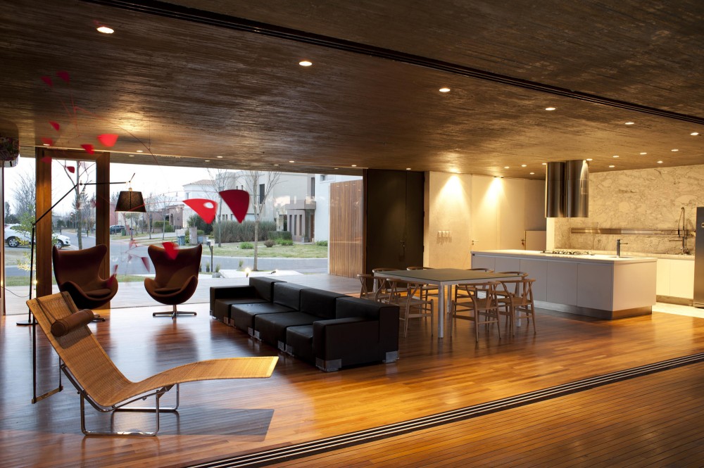 kuchyň jídelna obývací pokoj dřevěné podlahy lehátko