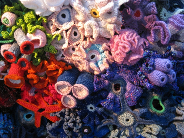 אמנות סרוגה מן האובייקטים היומיום שונית אלמוגים